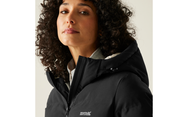 Porträt einer Frau mit lockigem Haar, die eine schwarze Jacke trägt