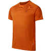 T-shirt orange à manches courtes et col rond, tissu chiné, petit emblème rond sur le côté gauche de la poitrine et petite étiquette sur l'ourlet inférieur droit