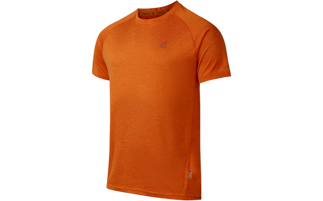 T-shirt orange à manches courtes et col rond, tissu chiné, petit emblème rond sur le côté gauche de la poitrine et petite étiquette sur l'ourlet inférieur droit