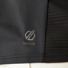 Schwarzes Sportshirt mit grauem Logo unten am Saum