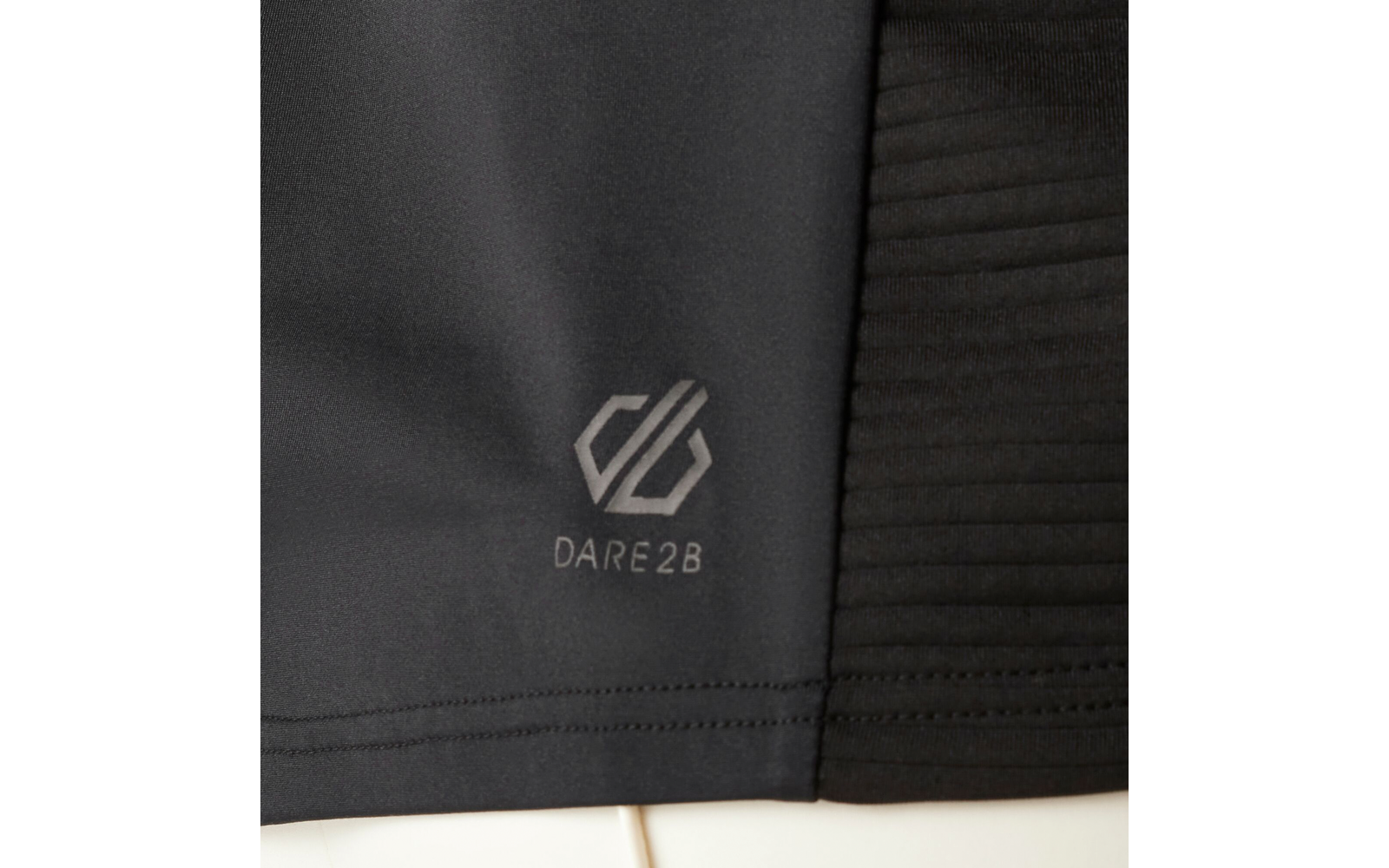 Schwarzes Sportshirt mit grauem Logo unten am Saum
