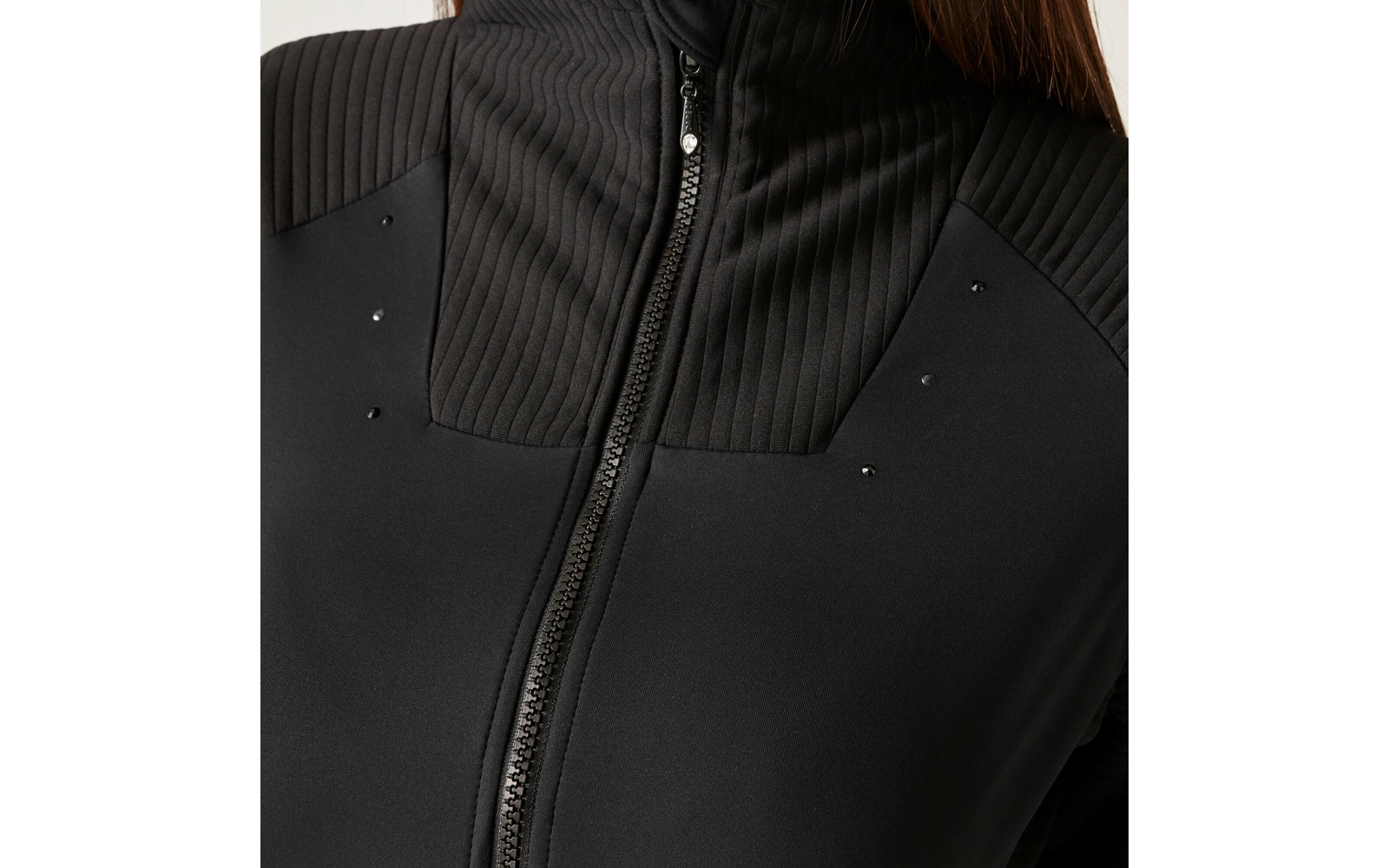 Schwarzer Reißverschluss auf schwarzer, gerippter Jacke