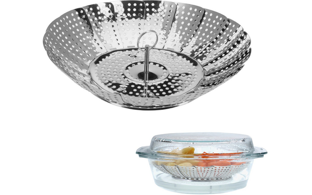 Runder, zusammenklappbarer, perforierter Metalleinsatz mit Griff; darunter Glas-Schüssel mit Glasdeckel, darin ein perforierter Einsatz mit orangenen und gelben Gemüsestücken