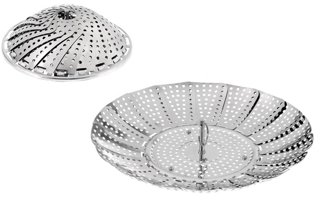 Zwei silberne, perforierte runde Metallteile; eines geöffnet mit mittigem Griff, eines zusammengeklappt, auf weißem Hintergrund