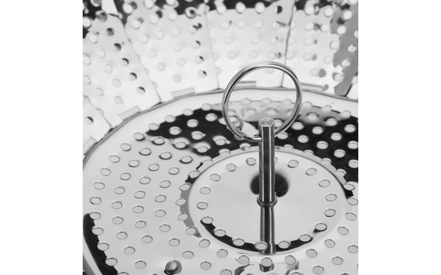 Nahaufnahme einer runden, perforierten Metallplatte mit zentralem Stab und Ringgriff