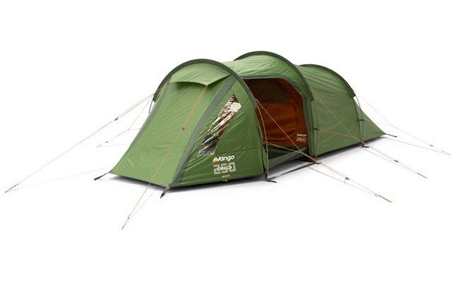 Grünes Tunnelzelt mit offenem Eingang, orangefarbenem Innenraum, gebogenen Stangen und abgespannten Abspannleinen mit Heringen