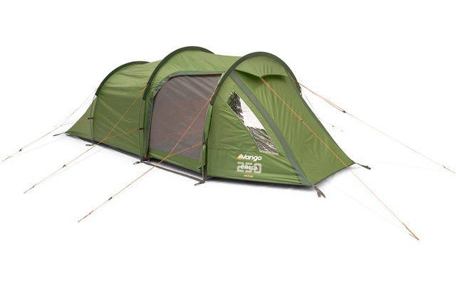 Grünes Zelt mit zwei geschwungenen Bögen, vorderer Eingang offen mit Moskitonetz, orange Abspannleinen und sichtbares Logo