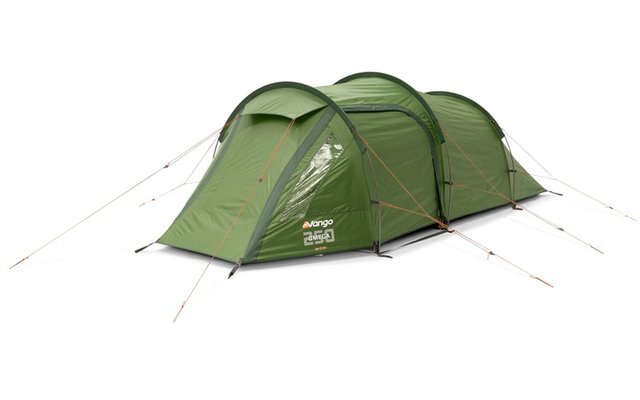 Grünes Tunnelzelt mit drei gebogenen Gestängebögen, Abspannleinen und Erdnägeln vor weißem Hintergrund
