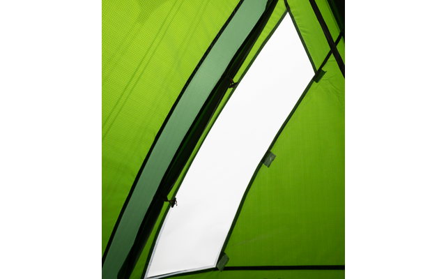 Innenraum eines grünen Zelts mit schrägem weißem, durchscheinendem Fenster und sichtbarem Reißverschluss