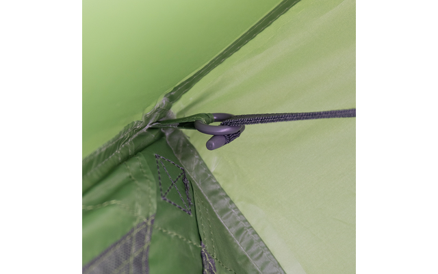 Eckbereich eines hellgrünen Zeltinnenraums mit sichtbaren Nähten, einer eingenähten Verstärkungsfläche und einem violetten Kordelstopper mit dunkler Kordel