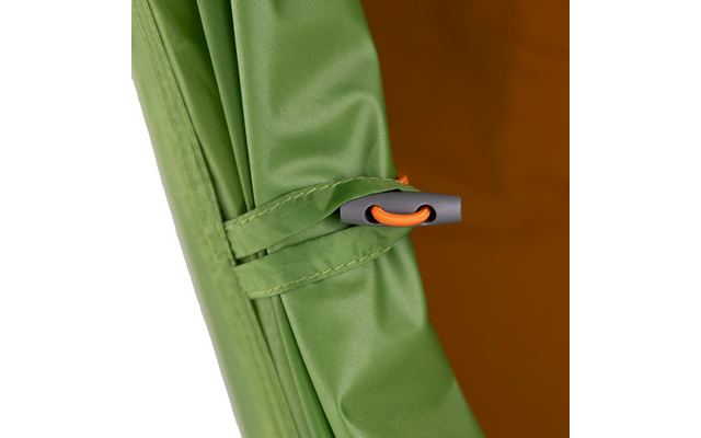 Grüne Stoffkante mit angenähter Schlaufe, grauer Kordelstopper und orangefarbene Elastikschnur; im Hintergrund braun-orangefarbener Stoff