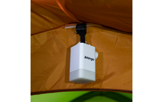 Weißes rechteckiges Camping-Licht mit Vango-Logo, an einem schwarzen Gurt unter dem orangen Zeltdach hängend; unten grüner Zeltboden sichtbar