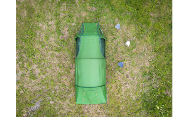 Von oben fotografiertes grünes Tunnelzelt auf einer Wiese; rechts drei kleine dreieckige blaue und graue Gegenstände und ein rundes weißes Objekt