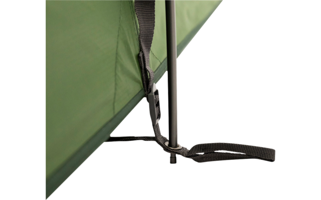 Nahaufnahme von grünem Stoff mit senkrechtem Metallstab, schwarzem Gurtband mit Kunststoffschnalle und einer losen Schlaufe