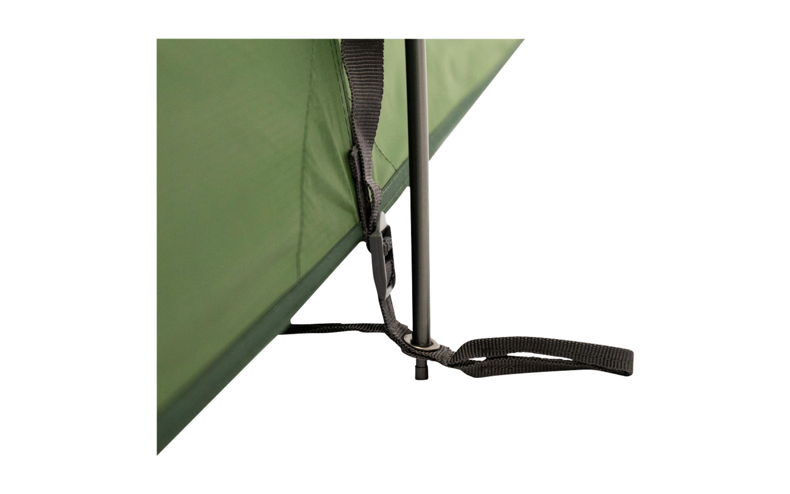 Nahaufnahme von grünem Stoff mit senkrechtem Metallstab, schwarzem Gurtband mit Kunststoffschnalle und einer losen Schlaufe