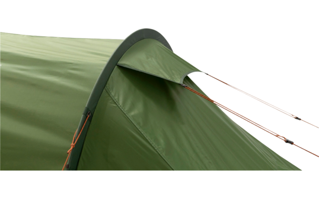 Nahaufnahme eines grünen Zelts mit offenem Lüftungsflap und orangefarbenen Abspannleinen