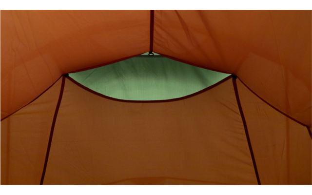 Innenansicht eines orangefarbenen Zeltdachs mit grünem Lüftungsfenster oben