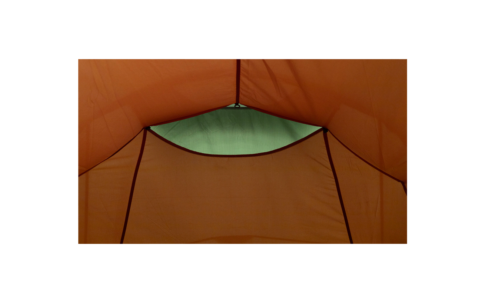Innenansicht eines orangefarbenen Zeltdachs mit grünem Lüftungsfenster oben