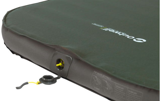 Opgeblazen groene slaapmat met ventiel en klittenbandsluiting