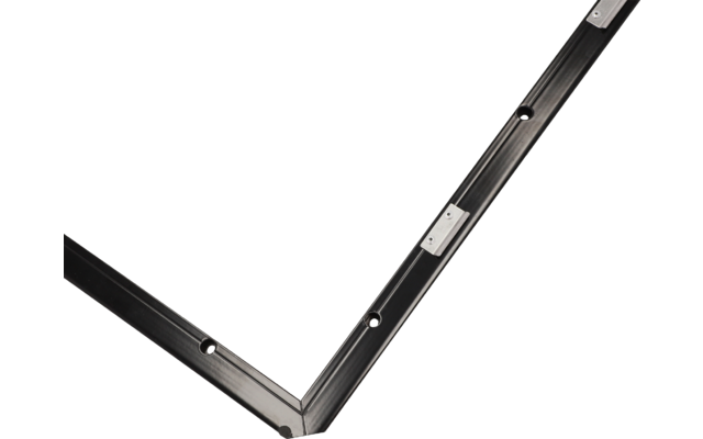 schwarzes L-förmiges Metallprofil mit rechtwinkliger Ecke, mehreren runden Löchern und einer silbernen Befestigungsplatte auf hellem Hintergrund