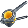 Aparato de mano con dos mangos, exterior gris, piezas interiores redondas amarillas y pequeño pico vertedor