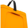 Nahaufnahme eines orangefarbenen Koffers mit einem schwarzen Griff