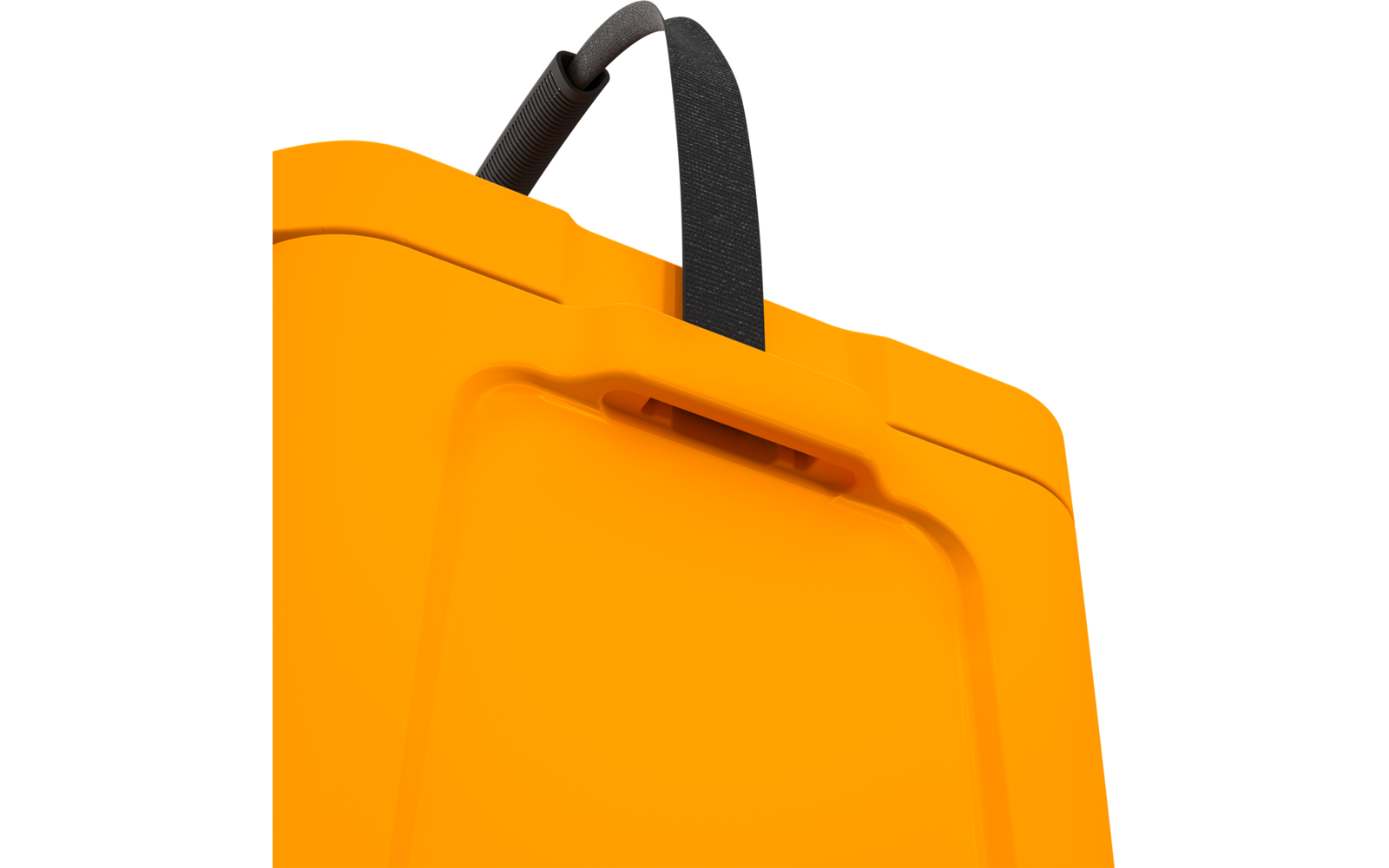 Nahaufnahme eines orangefarbenen Koffers mit einem schwarzen Griff