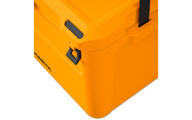 Nahaufnahme einer orangefarbenen Kühlbox mit schwarzem Verschluss und Riemen