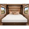 Bed met wit matras en drie beige kussens, donkerhouten hoofdeinde met ingebouwde planken en warme LED-strips, twee nachtkastjes met planten, twee zijramen met bomen en beige gordijnen, houten bedombouw met lade