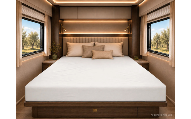 Bed met wit matras en drie beige kussens, donkerhouten hoofdeinde met ingebouwde planken en warme LED-strips, twee nachtkastjes met planten, twee zijramen met bomen en beige gordijnen, houten bedombouw met lade