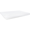 Rechthoekig wit matras met wit hoeslaken en een lichte plooi, zichtbare gelaagde zijkanten, op witte achtergrond