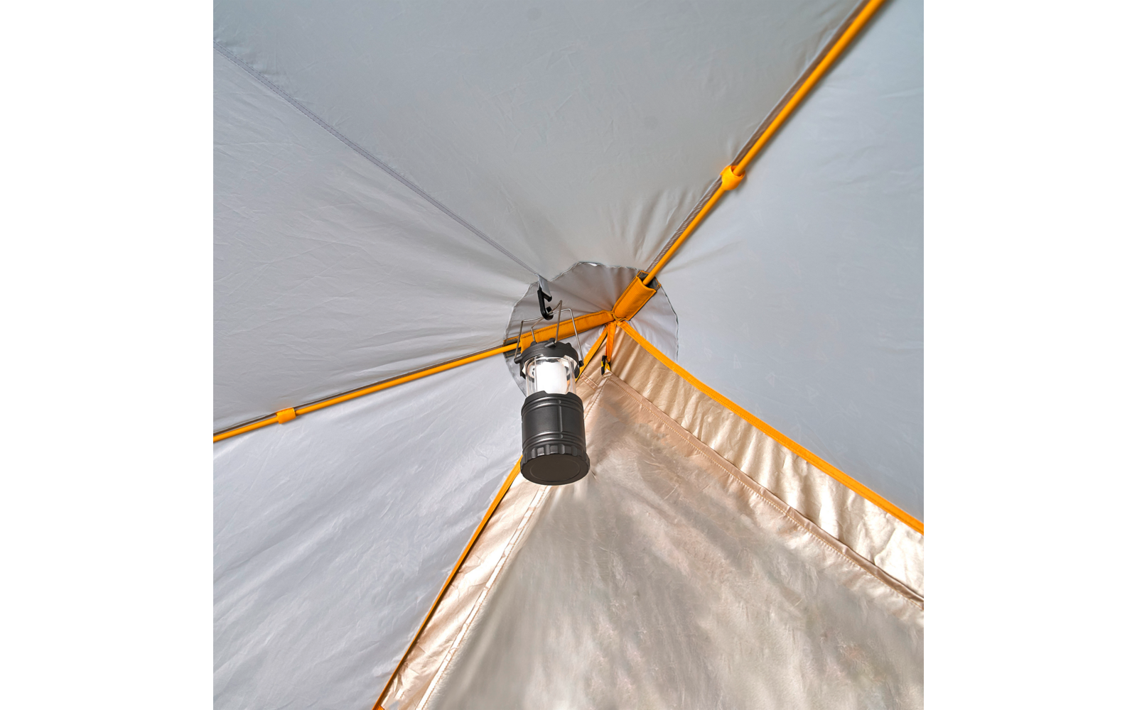 Innenseite des Zeltdachs mit grauem Stoff, orangefarbenem Gestänge und einer hängenden schwarzen Laterne