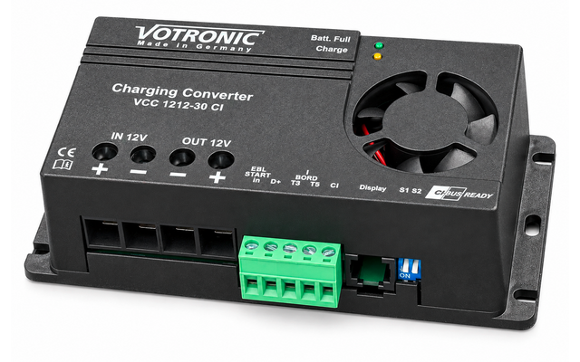 Schwarzes rechteckiges Gehäuse mit rundem Lüfter rechts, grüner Steckklemme vorne, mehreren Anschlussöffnungen und aufgedruckten Worten 'VOTRONIC' und 'Charging Converter'