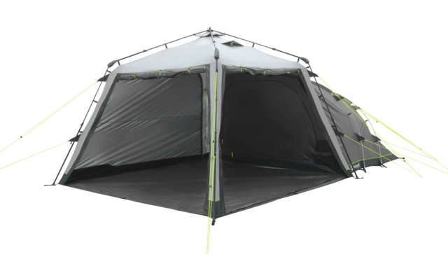 Zelt mit offenen Eingängen und grünen Abspannleinen