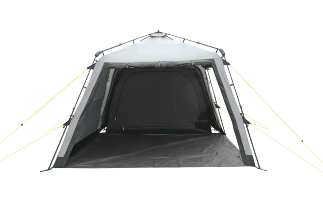 Zelt mit geöffnetem Eingang und grauem Innenraum, befestigt mit gelben Abspannleinen