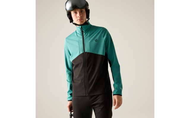 Person mit schwarzem Skihelm, türkis-schwarzer Jacke und schwarzen Hosen vor hellem Hintergrund
