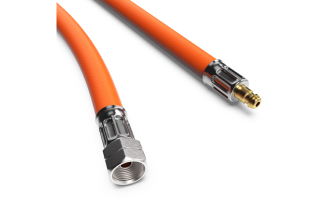 Zwei Enden eines orangefarbenen Schlauchs mit Metallverschraubungen auf weißem Hintergrund