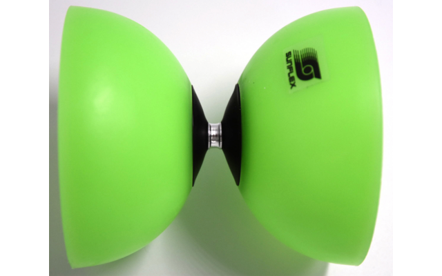 Grünes Diabolo-Spielzeug auf weißem Hintergrund