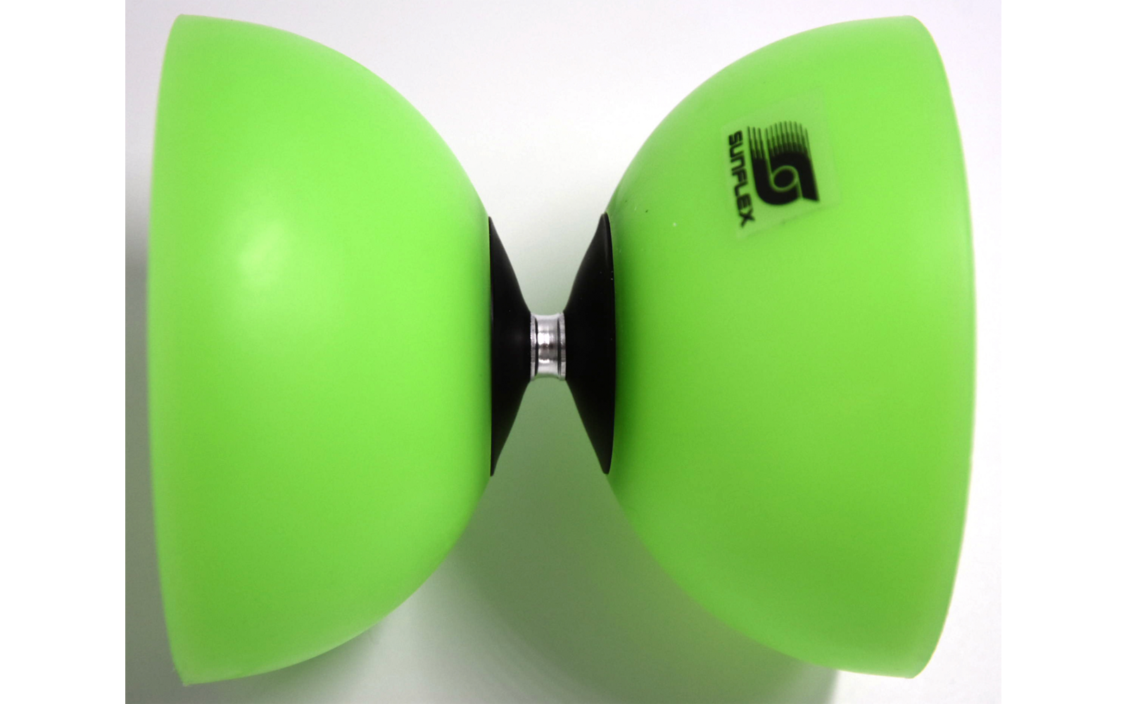Grünes Diabolo-Spielzeug auf weißem Hintergrund