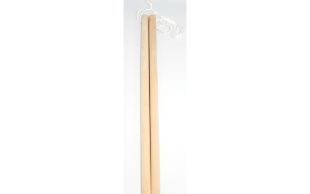 Zwei lange, beige Kerzen nebeneinander mit Docht oben