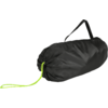 Schwarzer zylindrischer Packsack mit neon-grünem Kordelzug und Tragegurt auf weißem Hintergrund