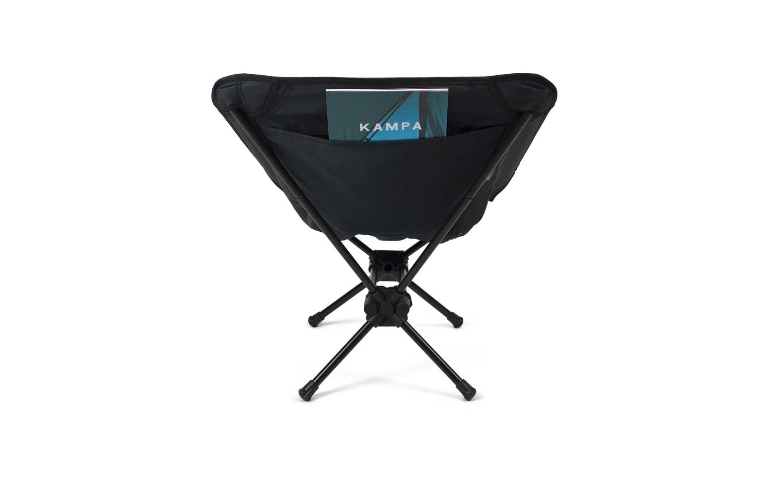 Schwarzer klappbarer Campingstuhl mit gekreuzten Metallbeinen und Stoffsitz, in der Tasche des Stuhls ein Heft mit dem Schriftzug "KAMPA"