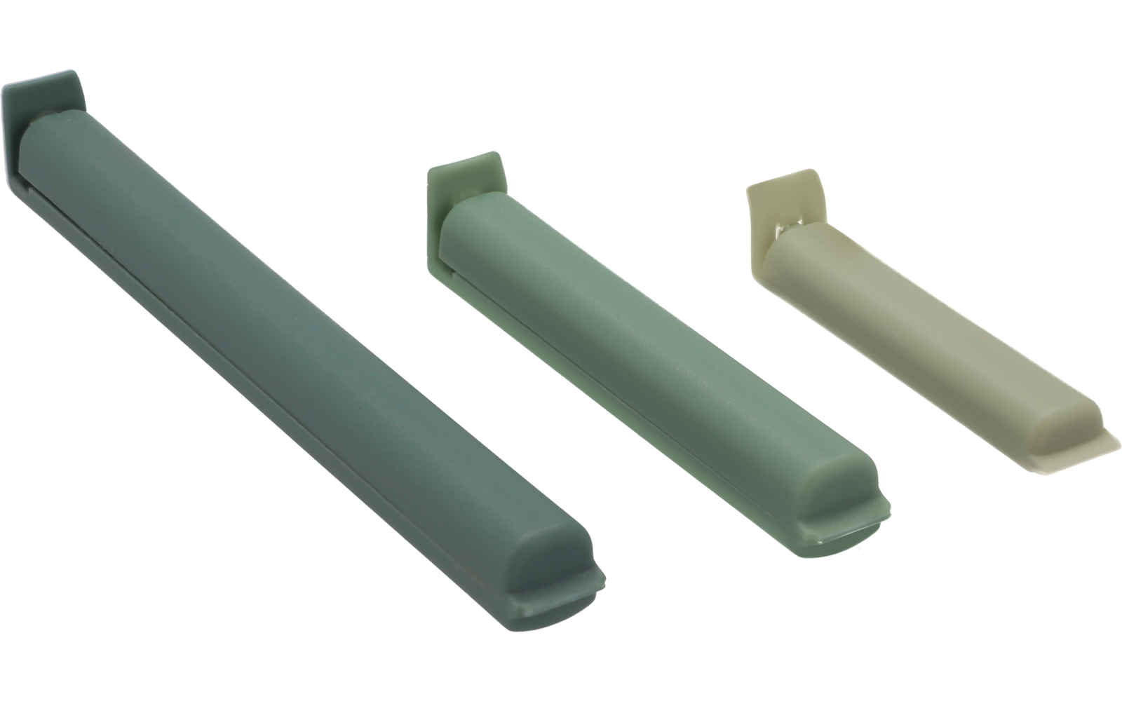 Drei unterschiedlich lange Formteile in Grau- und Beigetönen nebeneinander angeordnet