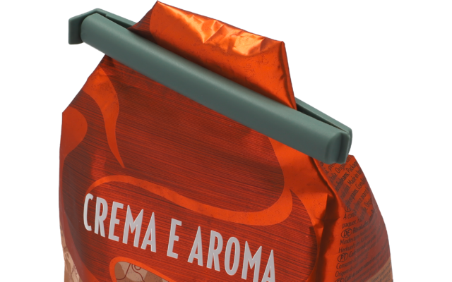 Rotes Kaffeepackung mit grauem Clip oben