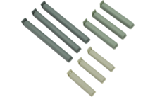 Zehn Kunststoffhülsen in drei verschiedenen Farben und Längen auf weißem Hintergrund