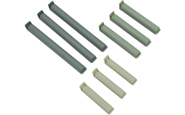 Zehn Kunststoffhülsen in drei verschiedenen Farben und Längen auf weißem Hintergrund