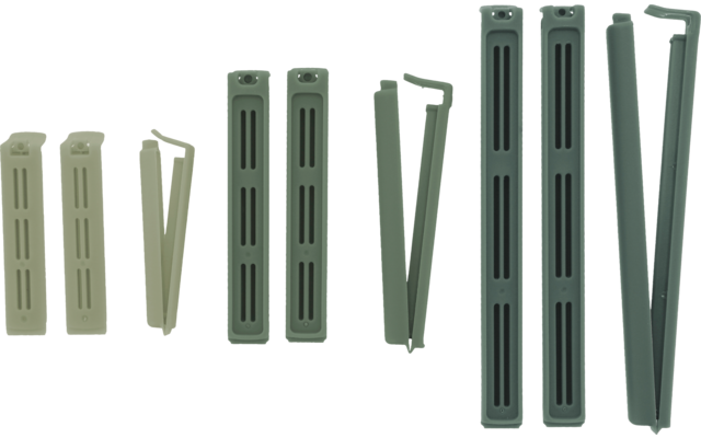 Mehrere längliche Kunststoffteile in verschiedenen Größen und Grüntönen, einige paarweise angeordnet, auf weißem Hintergrund