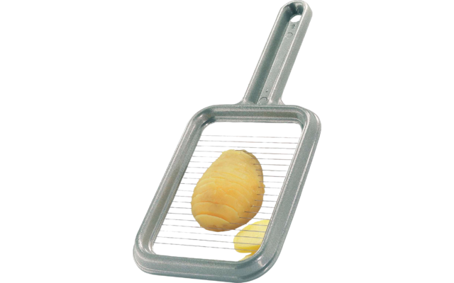 Cadre métallique avec manche et fils parallèles, dessus une pomme de terre partiellement tranchée en fines lamelles et une tranche séparée