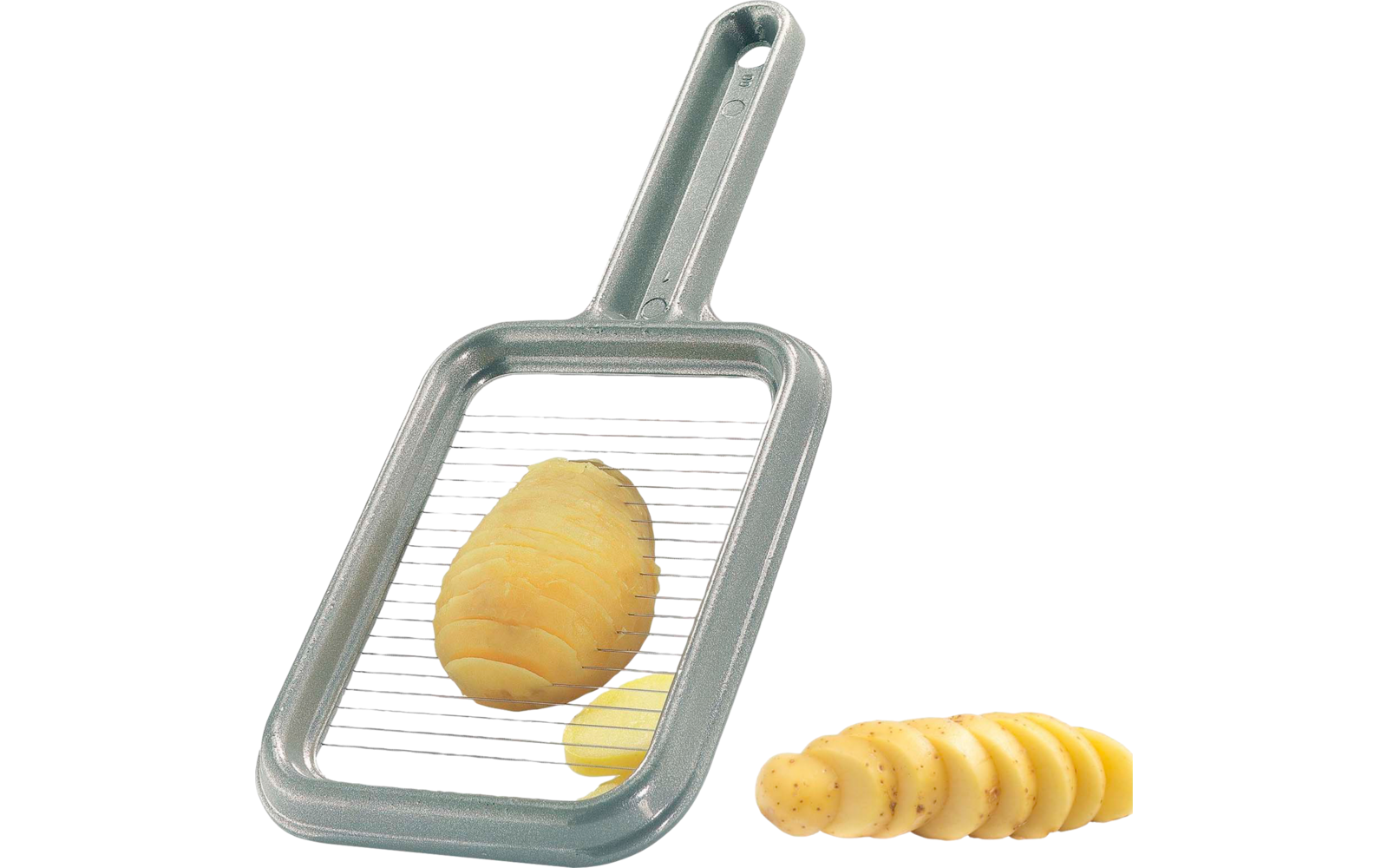 Cadre métallique rectangulaire avec tiges parallèles et poignée ; sur le cadre une pomme de terre pelée partiellement tranchée en fines rondelles ; à droite une pile de rondelles de pomme de terre ; en haut à gauche logo 'Made in Germany' et texte '5 Jahre Garantie / years guarantee' sur fond blanc