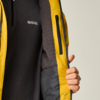 Hand hält eine aufgeklappte gelbe Jacke; darunter dunkelgraue Fleecejacke mit weißem Logo; sichtbarer Innenreißverschluss